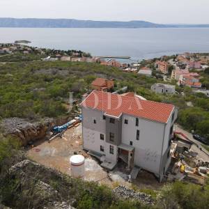 Novogradnja s pogledom na more i bazenom