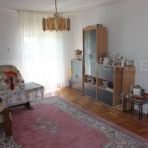 Obiteljska kuća Jakovlje, uredna s urednom okućnicom