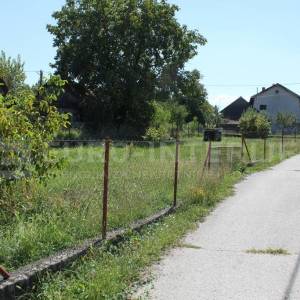Obiteljska kuća Jakovlje, uredna s urednom okućnicom