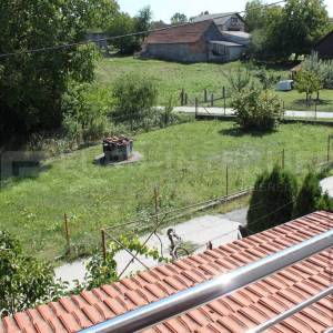 Obiteljska kuća Jakovlje, uredna s urednom okućnicom