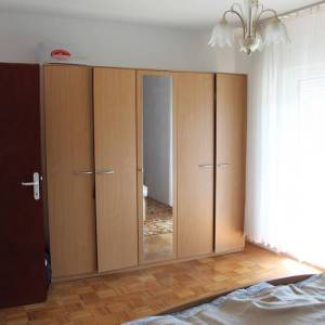 Obiteljska kuća Jakovlje, uredna s urednom okućnicom
