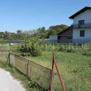 Obiteljska kuća Jakovlje, uredna s urednom okućnicom