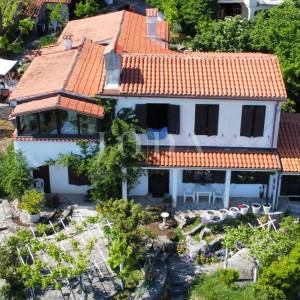Obiteljska kuća sa velikom okućnicom i pogledom na Kvarner
