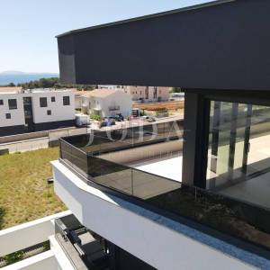 Otok Krk stan u novogradnji sa bazenom konobom i okućnicom