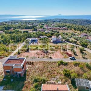 PERUŠKI-ISTRA- zemljište sa ishodovanom građevinskom dozvolom i plaćenim komunal