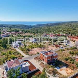 PERUŠKI-ISTRA- zemljište sa ishodovanom građevinskom dozvolom i plaćenim komunal