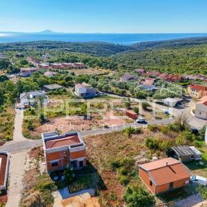 PERUŠKI-ISTRA- zemljište sa ishodovanom građevinskom dozvolom i plaćenim komunal