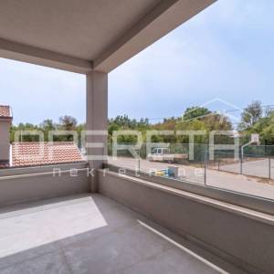 Poreč okolica – novogradnja 2S+DB s terasom i pogledom na prirodu