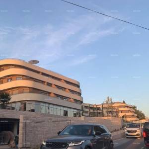 Poreč, stambeno poslovni objekt  sa apartmanima i podzemnim garažama