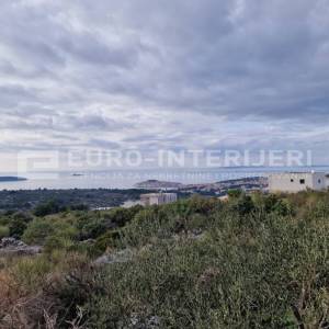 Primošten - zemljište 613 m² s građevinskom dozvolom