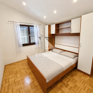 PRIVLAKA – ŠKRAPAVAC, namještena kuća s tri stana, 500 m od mora