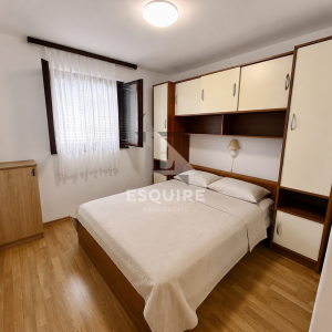 PRIVLAKA – ŠKRAPAVAC, namještena kuća s tri stana, 500 m od mora