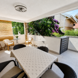 PRIVLAKA – ŠKRAPAVAC, namještena kuća s tri stana, 500 m od mora