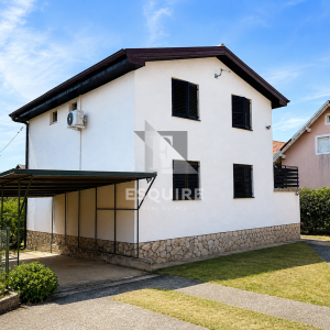 PRIVLAKA – ŠKRAPAVAC, namještena kuća s tri stana, 500 m od mora