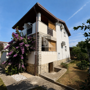 PRIVLAKA – ŠKRAPAVAC, namještena kuća s tri stana, 500 m od mora