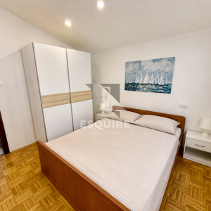 PRIVLAKA – ŠKRAPAVAC, namještena kuća s tri stana, 500 m od mora