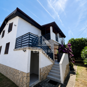 PRIVLAKA – ŠKRAPAVAC, namještena kuća s tri stana, 500 m od mora