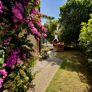 PRIVLAKA – ŠKRAPAVAC, namještena kuća s tri stana, 500 m od mora
