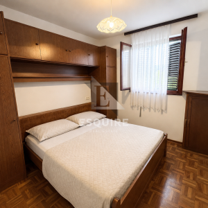 PRIVLAKA – ŠKRAPAVAC, namještena kuća s tri stana, 500 m od mora