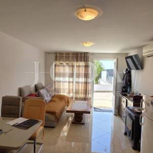 Prizemni apartman s okućnicom i 2 parkirna mjesta