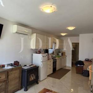 Prizemni apartman s okućnicom i 2 parkirna mjesta