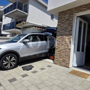 Prizemni apartman s okućnicom i 2 parkirna mjesta