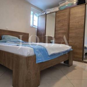 Prizemni apartman s okućnicom i 2 parkirna mjesta