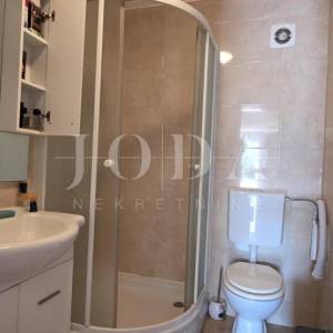 Prizemni apartman s okućnicom i 2 parkirna mjesta