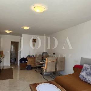 Prizemni apartman s okućnicom i 2 parkirna mjesta