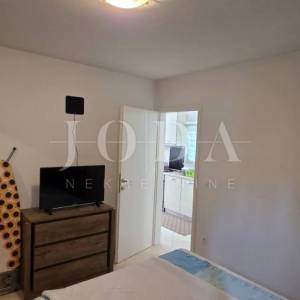 Prizemni apartman s okućnicom i 2 parkirna mjesta