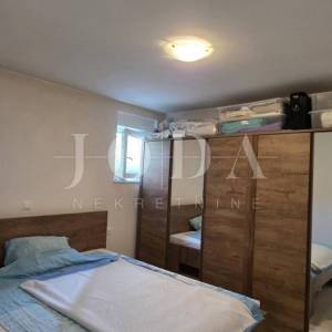 Prizemni apartman s okućnicom i 2 parkirna mjesta