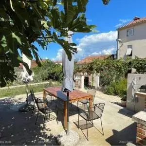Prodaja- dvije kuće na odličnoj lokaciji s pogledom na more – Medulin, Vinkuran!