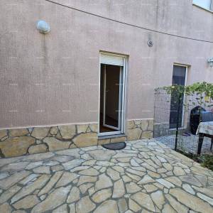 Prodaja -stan u prizemlju s terasom i parkirnim mjestom, Pula!