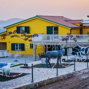 Prodaja,jedinstvena vila s bazenom i teretanom,Radošić