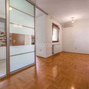 Prodaja,Vrbani 3, jednoiposoban stan 38m2, 3 kat, lift