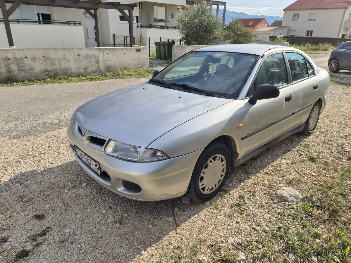 Prodajem Mitsubishi Carismu 1998. god