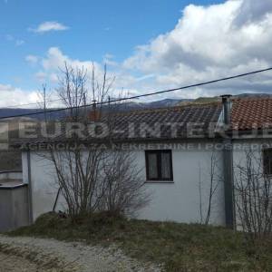 Prodajemo kuću u Istri - okolica Buzeta s dvorištem i voćnjakom