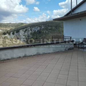Prodajemo kuću u Istri - okolica Buzeta s dvorištem i voćnjakom