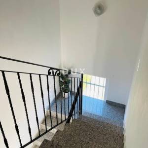 Pula, Loborika, kuća, 160 m2, 3 etaže, građevinski teren