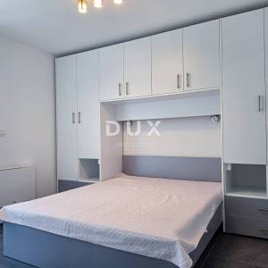 Rab, dvojna kuća, 300 m2, 3 apartmana, sjenica, parking