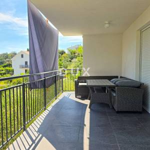 Rab, dvojna kuća, 300 m2, 3 apartmana, sjenica, parking