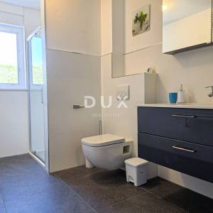 Rab, dvojna kuća, 300 m2, 3 apartmana, sjenica, parking