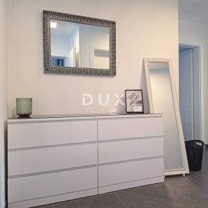 Rab, dvojna kuća, 300 m2, 3 apartmana, sjenica, parking
