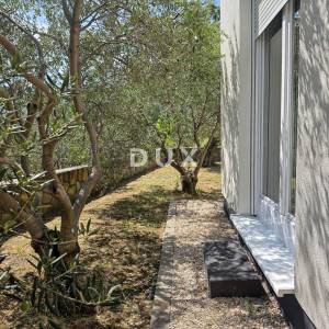 Rab, dvojna kuća s 3 apartmana, 300 m2, novogradnja