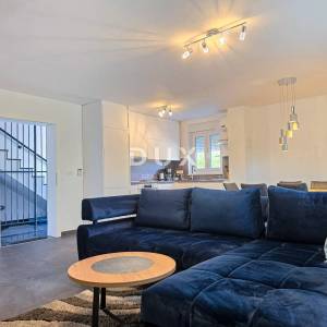 Rab, dvojna kuća s 3 apartmana, 300 m2, novogradnja