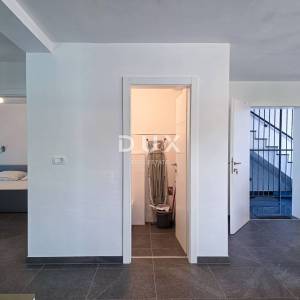 Rab, kuća, 600 m2, 6 apartmana, parking, investicija