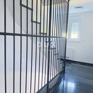 Rab, kuća, 600 m2, 6 apartmana, parking, investicija