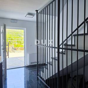 Rab, kuća, 600 m2, 6 apartmana, parking, investicija