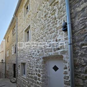 Rab, Stari grad, renovirana kamena kuća s terasom
