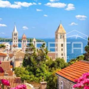 Rab, Stari grad, renovirana kamena kuća s terasom
